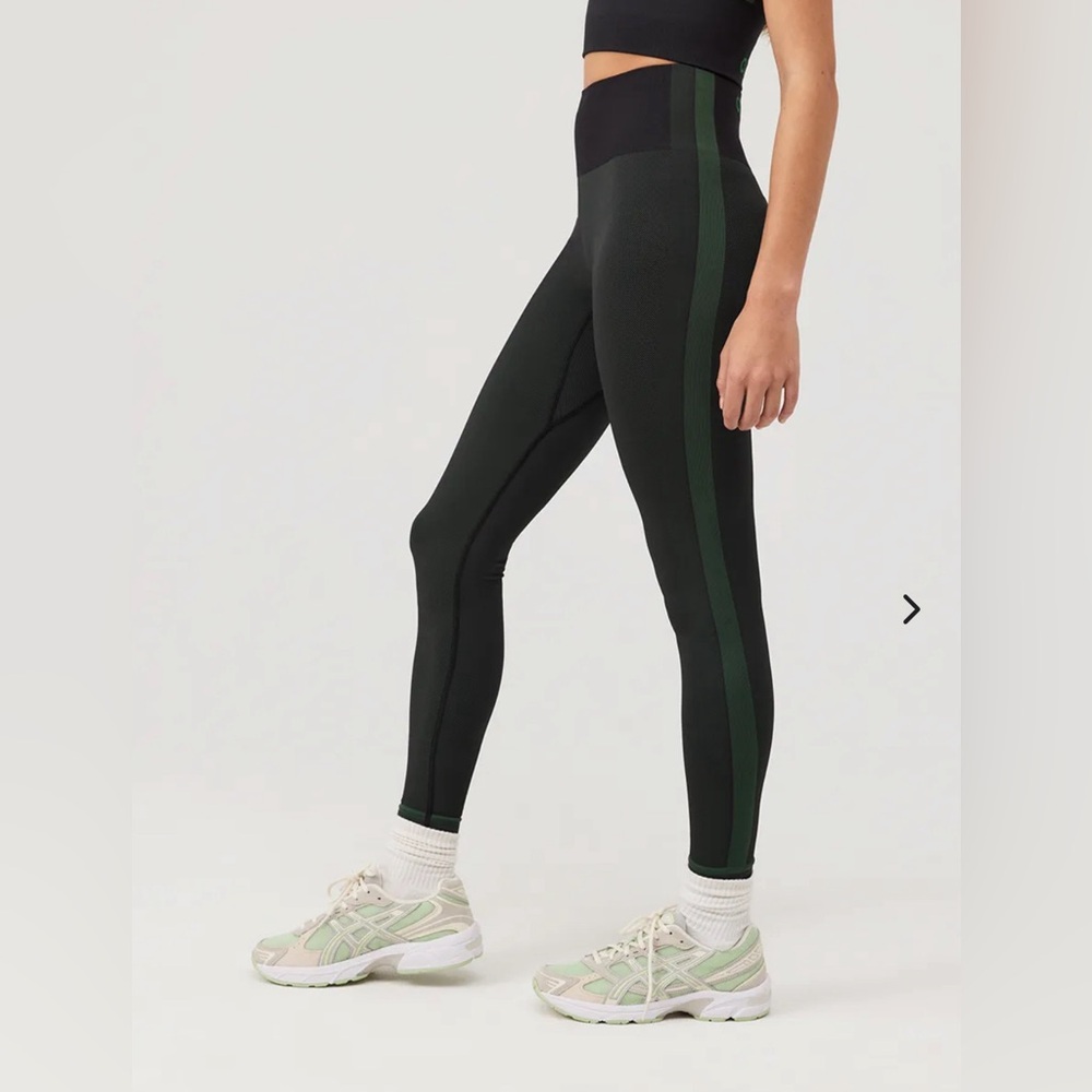 Outdoor Voices M Seamless Smooth 7/8 Legging in Black/ Evergreen